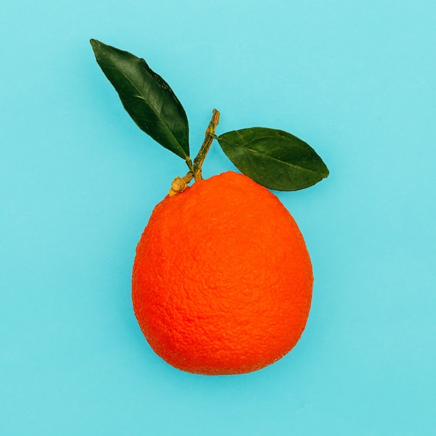 Verse sinaasappelen op blauwe achtergrond. Minimale platliggende kunst