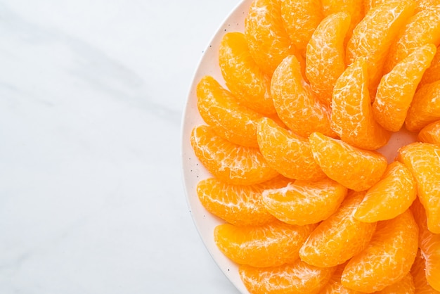 verse sinaasappelen op plaat