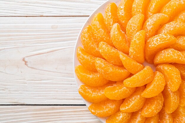 verse sinaasappelen op plaat
