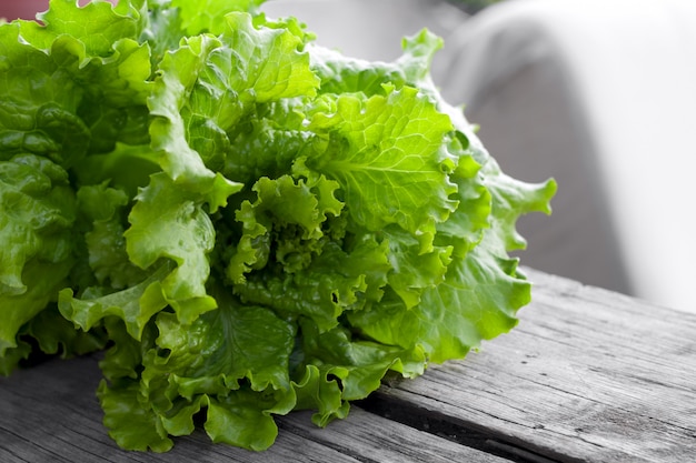 Verse sla op een houten tafel, verse biologische gezonde voeding