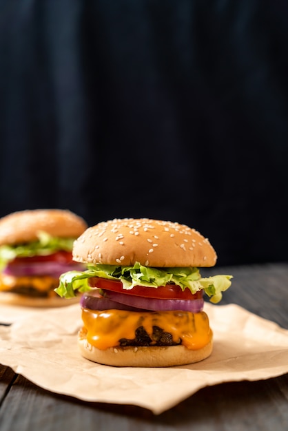 Verse smakelijke beef burger met kaas en frietjes