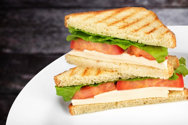 Verse smakelijke broodjes op houten achtergrond