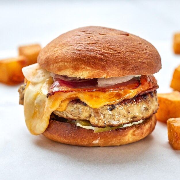 Verse smakelijke burger met kippenvlees en gebakken aardappelen