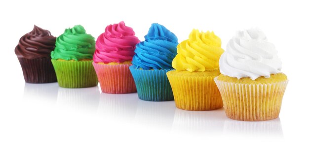 Verse smakelijke cupcakes op witte achtergrond