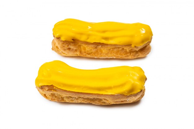 Verse smakelijke eclairs geïsoleerd