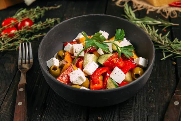 Verse smakelijke gezonde Griekse salade met groenten en kaas, horizontaal zijaanzicht ,.