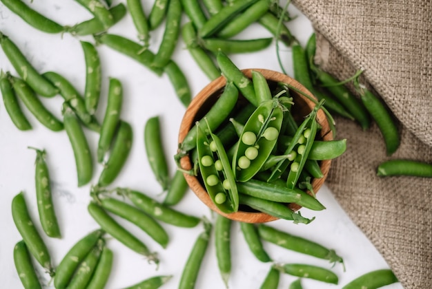 Verse smakelijke groene erwten in een kom