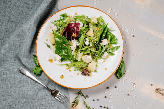 Verse smakelijke groene salade op de houten achtergrond