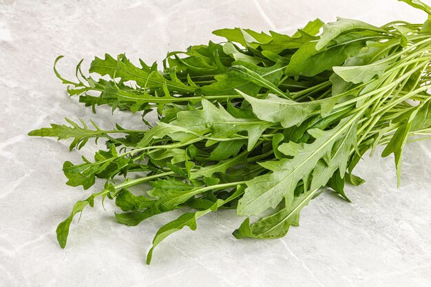 Verse smakelijke natuurlijke biologische rucola voor snacks