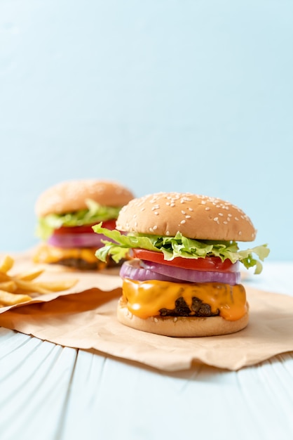 verse smakelijke rundvleesburger met kaas en frietjes