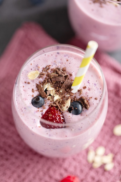 Verse smakelijke smoothie milkshake met bessen haver en melk in glazen. Detailopname