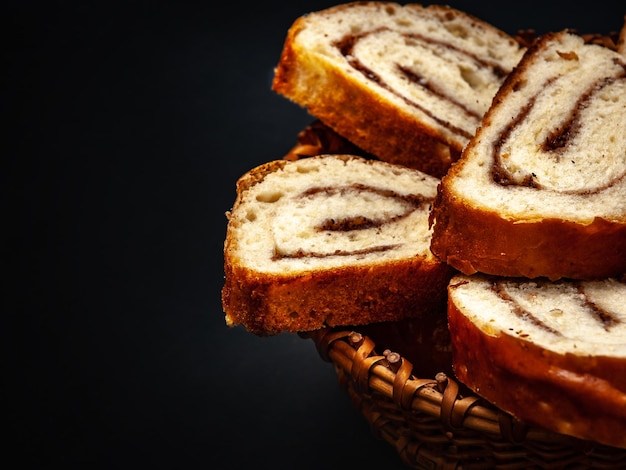 Verse smakelijke strudel met kaneel op een zwarte achtergrond