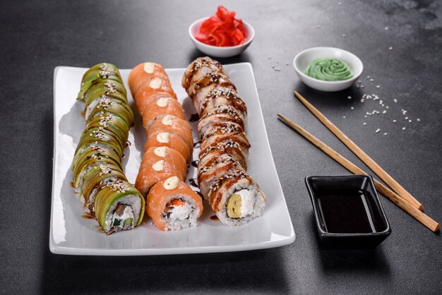 Verse, smakelijke sushi-broodjes in de vorm van een draak met gember en wasabi. Japanse keuken