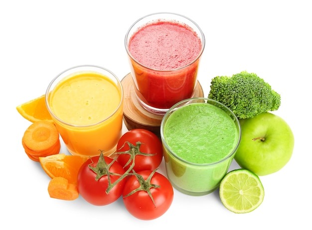 Verse smoothies groenten en fruit op witte achtergrond