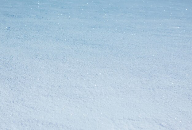 Verse sneeuw oppervlak in zonnige winterdag.