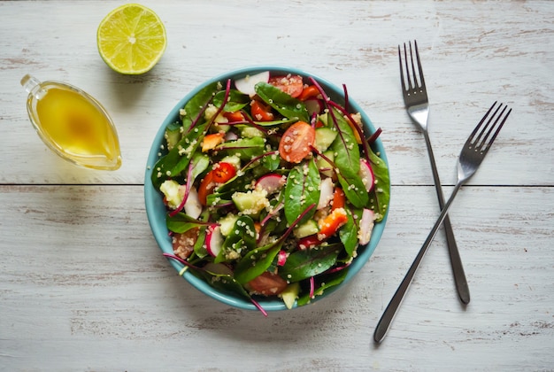 Verse Snijbietensalade met quinoa en tomaten. Organische groenten.