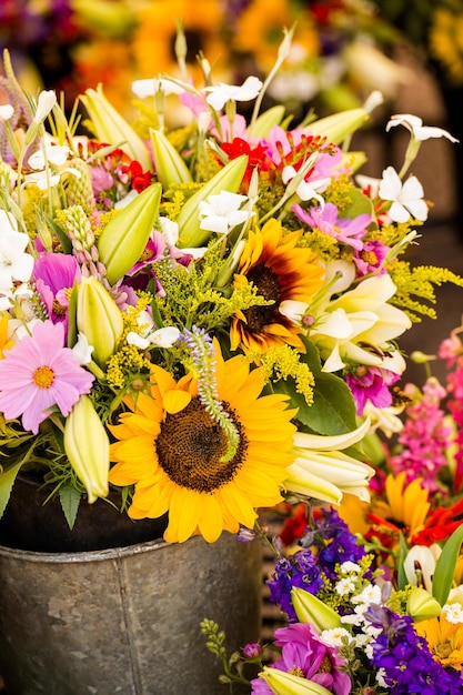 Verse snijbloemen te koop op de lokale boerenmarkt.