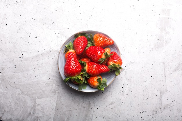 Verse Spaanse aardbeien in een kom op een rustieke tafel