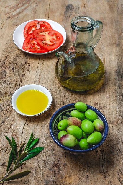 Verse Spaanse extra vierge olijfolie met olijven
