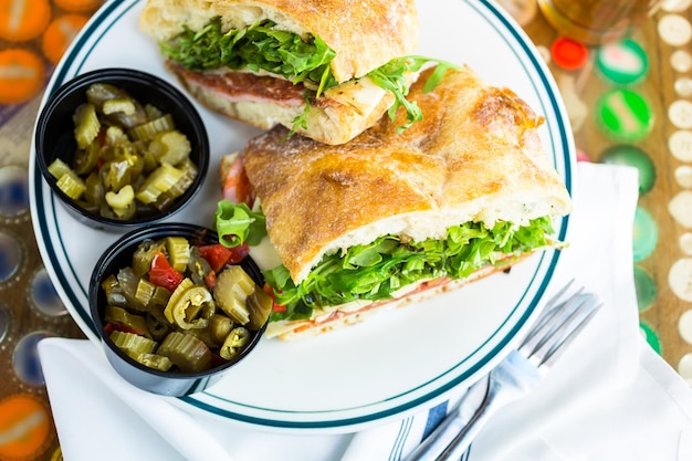 Verse specialiteit sub sandwich met gesmolten mozzarella kaas in Italiaans restaurant.