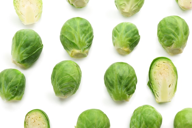 Verse spruitjes geïsoleerd op wit