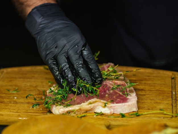 Verse steak in de keuken