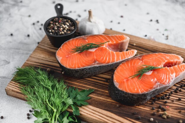 Verse steaks van rode zalm met kruiden