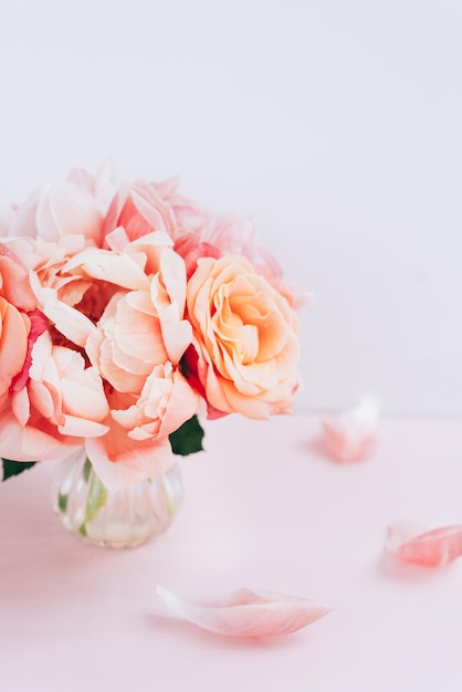 Verse stelletje roze pioenrozen en rozen