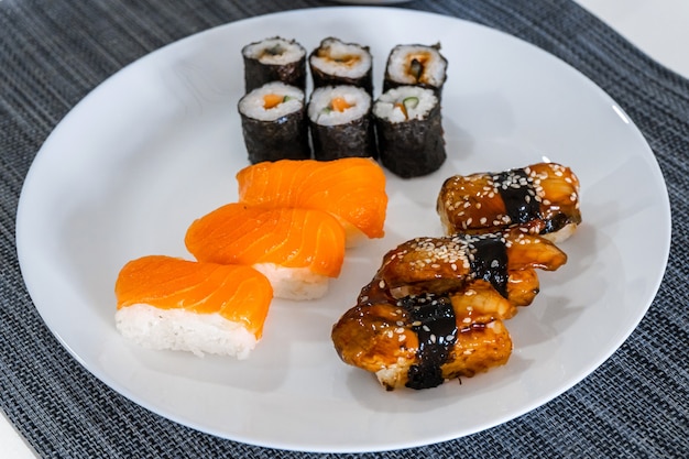 Verse sushi en broodjes in een witte plaat. Sushi lunch.