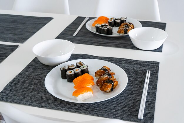 Verse sushi en broodjes in een witte plaat. Sushi lunch.