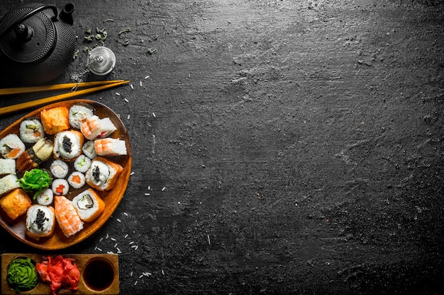Verse sushi en broodjes met sauzen en groene thee