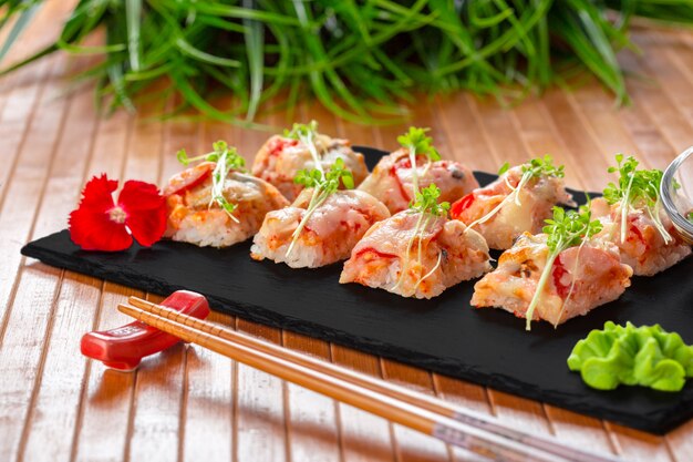 verse sushi op rustieke houten tafel