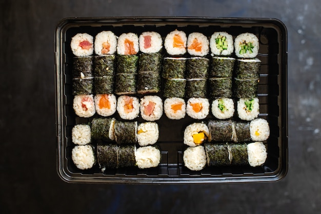 Verse sushi roll zeevruchten veelkleurige maki susi zalm tonijn rijst nori wasabi sesam aziatisch eten