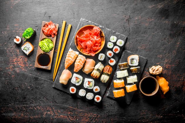 Verse sushi rolt op zwarte stenen standaard