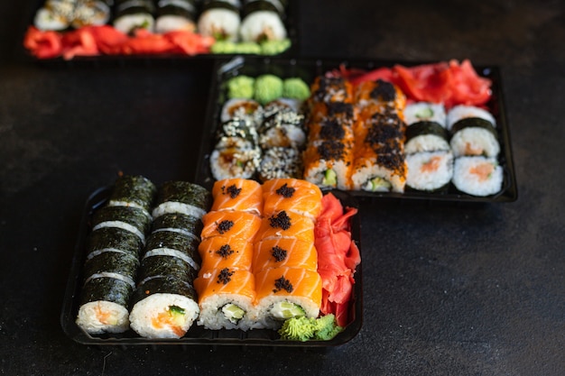 Verse sushi rolt zalm vis rijst en nori op tafel