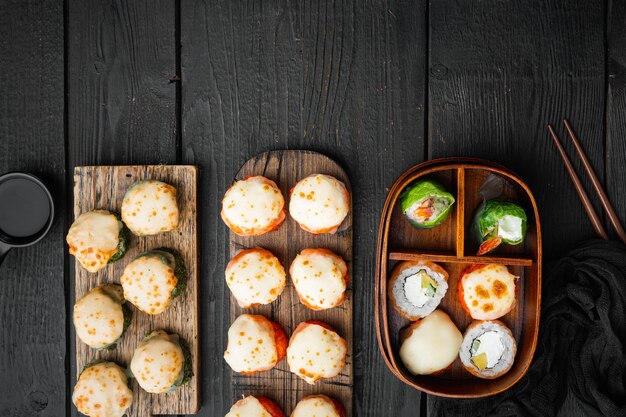 Verse sushibroodjes met wasabi en gemberreeks, op zwarte houten lijst