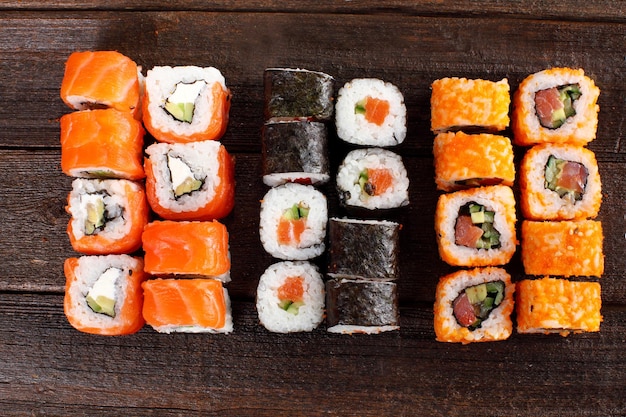 Verse sushirollen op een houten bord