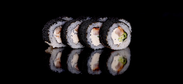 Verse sushirolletjes bereid met de beste soorten vis en zeevruchten