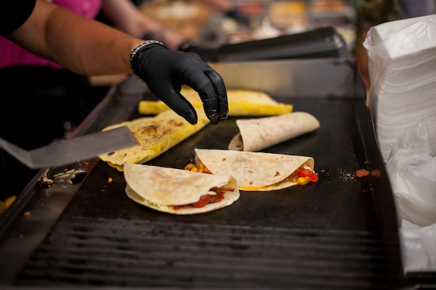 Verse taco's Chef-kok die mexicaanse burito kookt Kok die heerlijke mexicaanse burito bereidt in de keuken