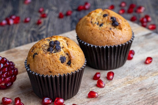 Verse tarwecake met een gouden korst en gesmolten chocolade van binnen met granaatappelpitjes gekookt gebakken dessert gemaakt van deeg en chocolade