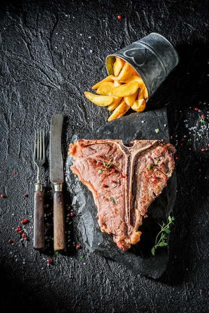 Verse tbone steak en chips op de zwarte rots?