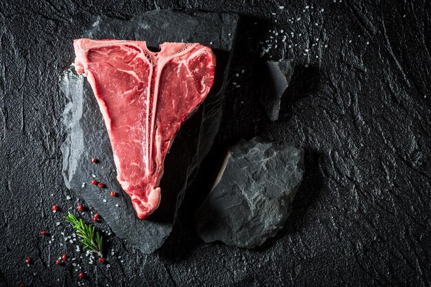 Verse tbone steak op black rock met zout en peper