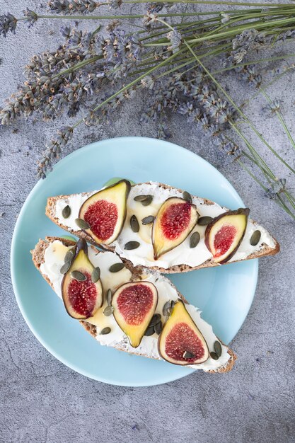 Verse toast met roomkaas vijgen en pompoenpitten