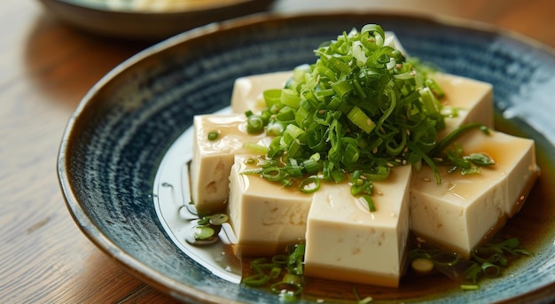 Verse tofu met groene uien op een keramische plaat