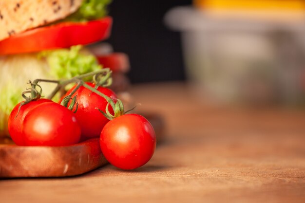 Verse tomaat met zelfgemaakte hamburger in de keuken