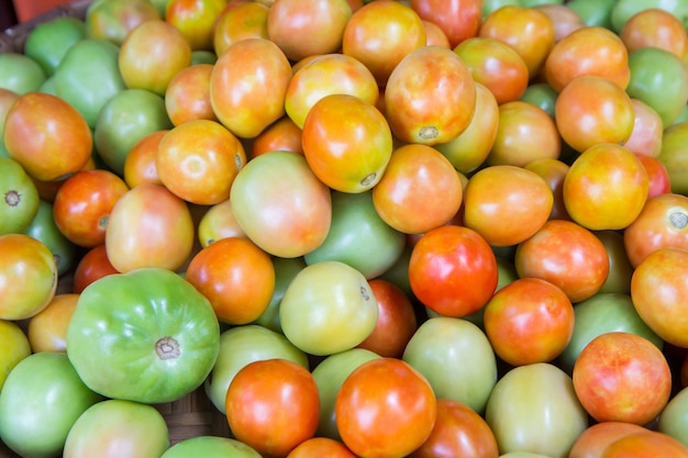 Verse tomaat voor verkoop bij markt, Thailand