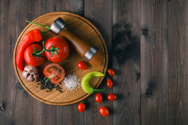 Verse tomaten en grof zout voor gebruik als kookingrediënten met een gehalveerde tomaat