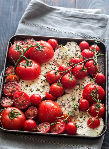 Verse tomaten, feta, knoflook en tijm op de lade