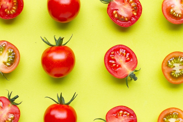 Verse tomaten geheel en half gesneden geïsoleerd op groene achtergrond