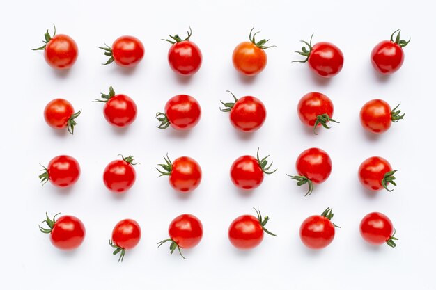 Foto verse tomaten geïsoleerd op wit.